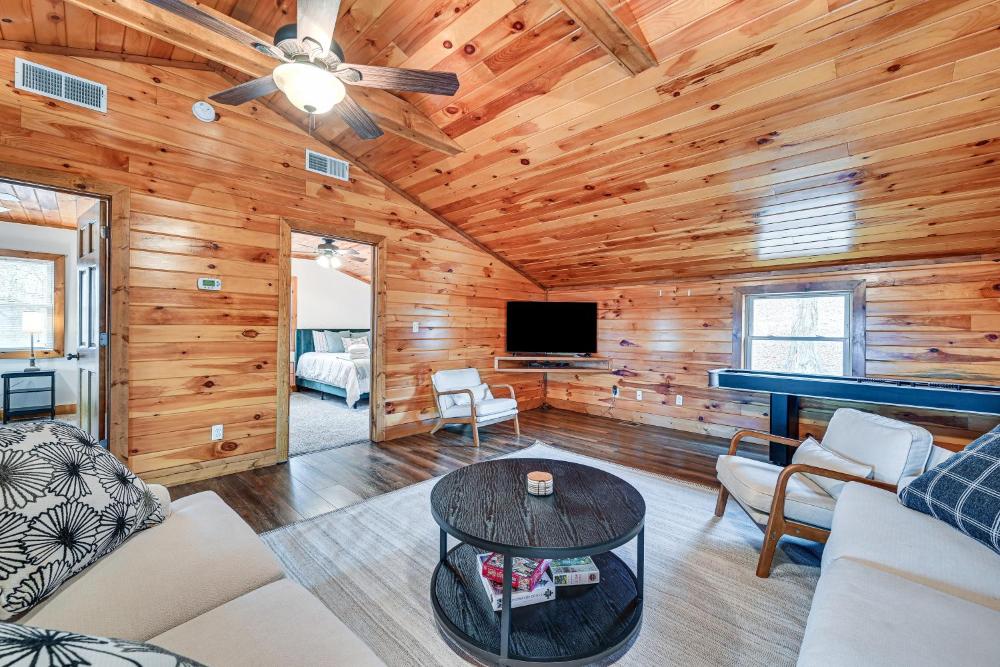 Private Hot Tub, Arcade Game Bee Spring Cabin